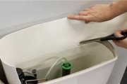 马桶水箱漏水的原因及维修方法（解决马桶水箱漏水的关键步骤）