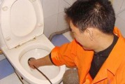 马桶一边上水一边漏水的原因及解决方法（探究马桶漏水的原因）
