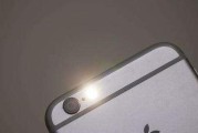 如何开启iPhone闪光灯？（简单操作让你轻松点亮黑暗）