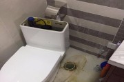 解决马桶底部漏水的方法（修复马桶底部漏水问题的实用技巧）