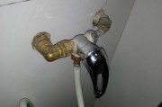 如何处理热水器水管生锈问题（有效清除热水器水管生锈的方法）