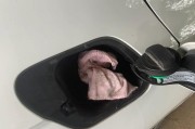 油箱锁充电器盖子打不开怎么办？