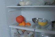 如何正确清洗冰箱内壁（轻松保持冰箱内壁清洁）