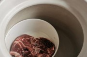 使用冰柜排水孔解冻方法的有效技巧（利用冰柜排水孔迅速解冻食物的秘诀）