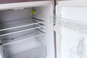 冰箱冷藏室有水的问题解析（探究冰箱冷藏室水滴的来源及解决方法）