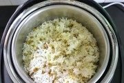 电饭煲煮饭出现糊锅的解决方法（如何避免电饭煲煮饭时出现糊锅的情况）