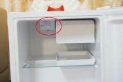 冰箱底部有水问题解决方法（避免冰箱底部积水的关键措施与常见故障排除）