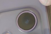 苹果手机摄像头出现彩点的原因是什么？