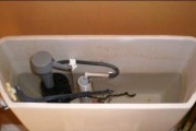 马桶水箱漏水原因与解决办法（从排水系统到密封件）
