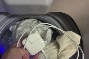 床单上使用充电器的正确方法是什么？视频教程在哪里能找到？