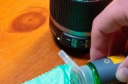 如何正确打开翻转相机镜头盖？
