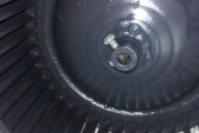 便捷清洗燃气灶电池的方法（教你如何简单快速地清洗燃气灶电池）