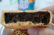 制作软糯美味的豆沙月饼的秘密（探寻制作豆沙月饼的技巧和窍门）