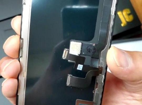iPhone屏幕出现条纹一直闪问题的处理方法（解决iPhone屏幕条纹闪烁的有效方法）