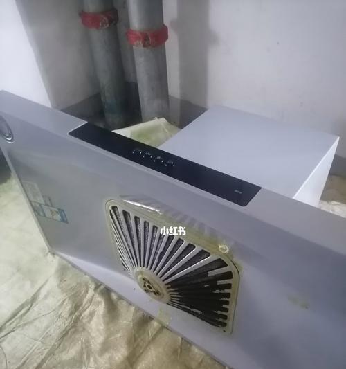 如何清洗油烟机上的油渍（简单易行的方法帮你解决油烟机清洗难题）