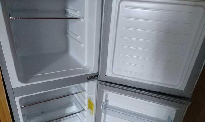 冰箱清洁的方法（轻松清洁冰箱）