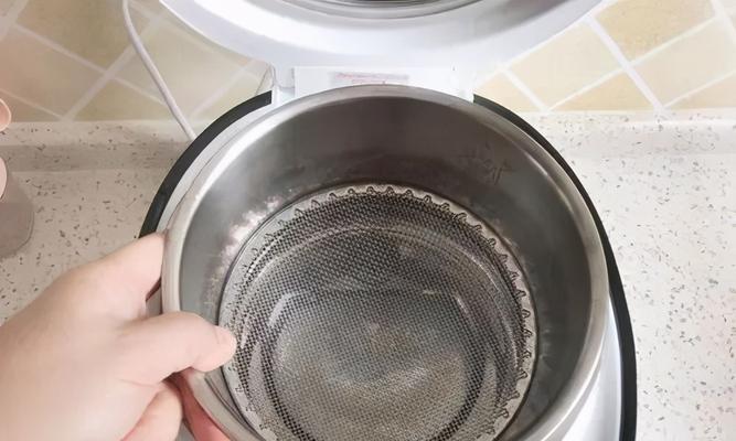 电饭煲水煮饭糊了怎么办（解决方法及注意事项）