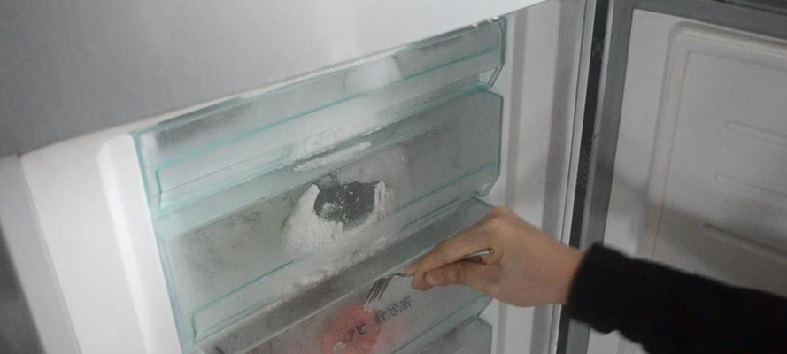 如何彻底清理冰箱，让它焕然一新（简单易行的冰箱定期清理方法）