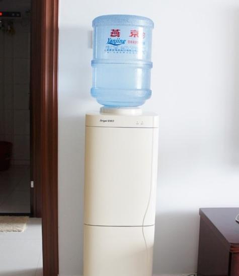 如何清洗半台式饮水机（简单步骤帮助您清洗半台式饮水机）