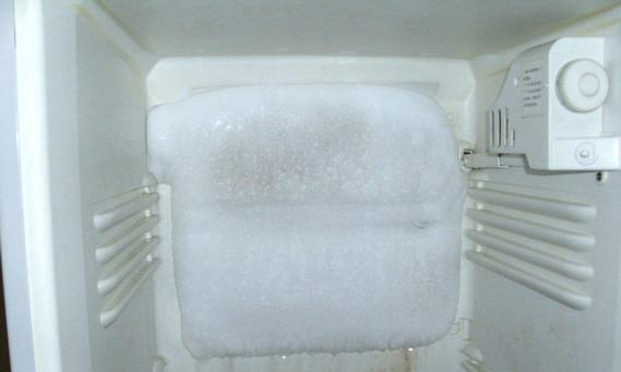 冰柜不打冰霜的原因及解决方法（保持冰柜清洁干燥）