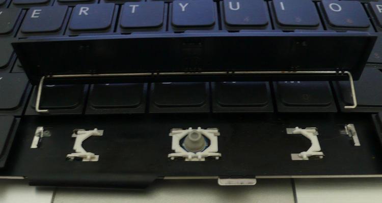 维修台式电脑键盘的技巧（轻松解决常见的台式电脑键盘故障）
