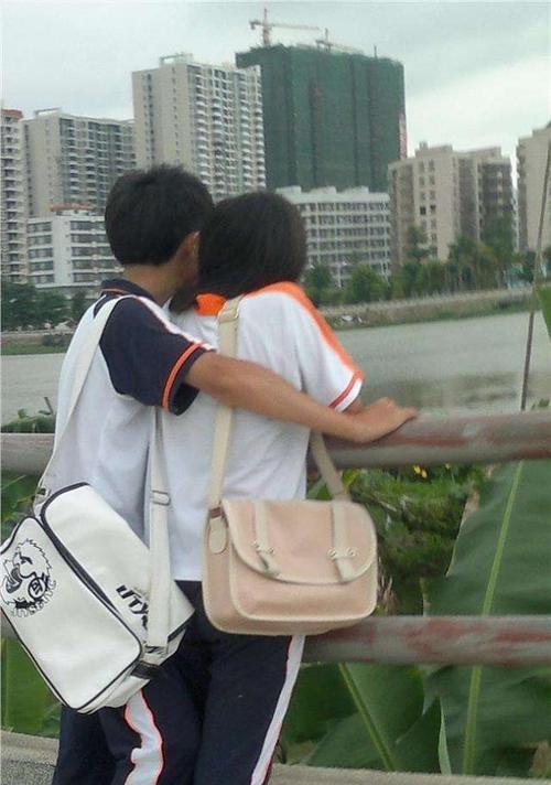 对待中学生早恋怎么办（中学生早恋问题的应对策略）