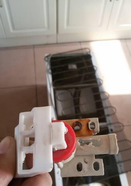 塑料饮水机漏水的原因及应对方法（解决塑料饮水机漏水问题的实用技巧）