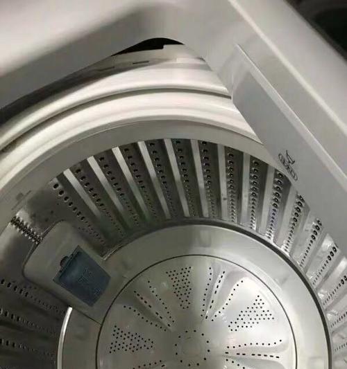 海尔洗衣机脚下漏水的解决方法（快速修复漏水问题）