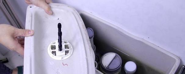 马桶水箱无法上水的原因及解决方法（解决马桶水箱冲水无力的实用技巧）