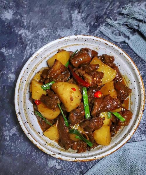 简单又美味的牛腩料理（以牛腩为主料）