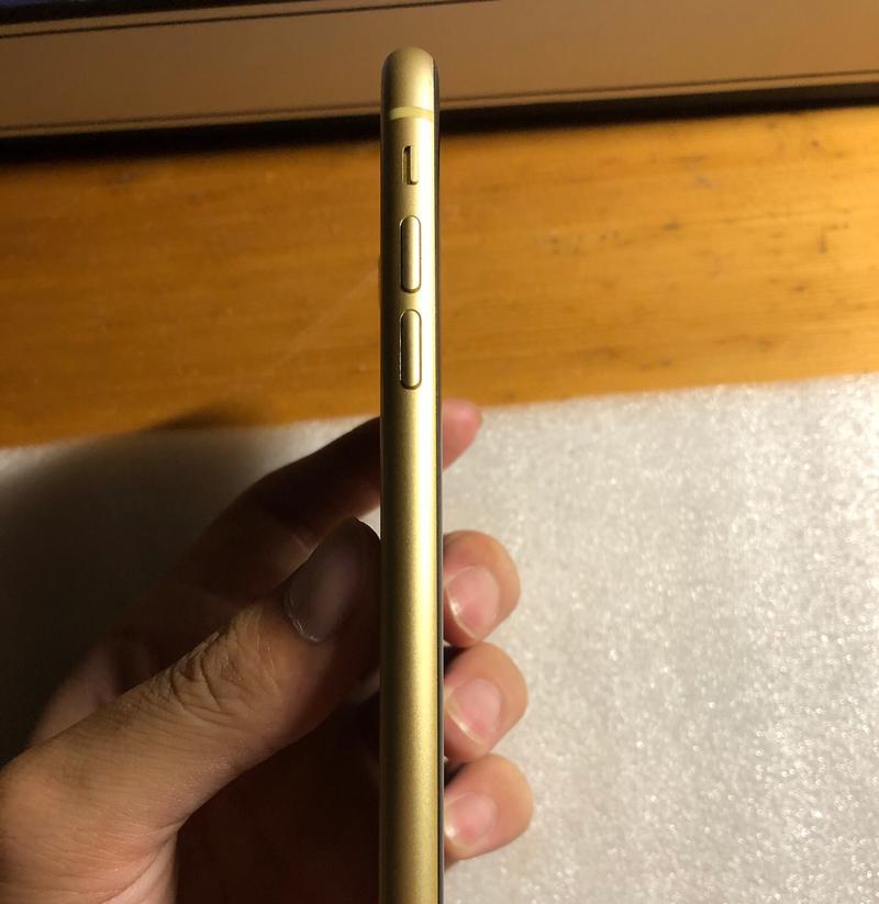 解决苹果手机屏幕黄色，让白色成为主题的方法（苹果手机屏幕黄色问题解决方案）