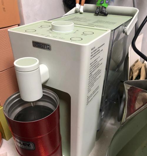 饮水机底部接线方法（探索饮水机底部的接线方式）