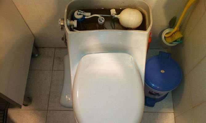 解决马桶底部漏水的方法（修复马桶底部漏水问题的实用技巧）