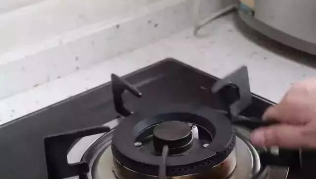 煤气灶电池的位置及作用（煤气灶电池的主要功能和安装位置）