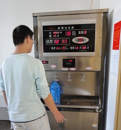立柜饮水机漏水的处理方法（解决立柜饮水机漏水问题的有效措施）