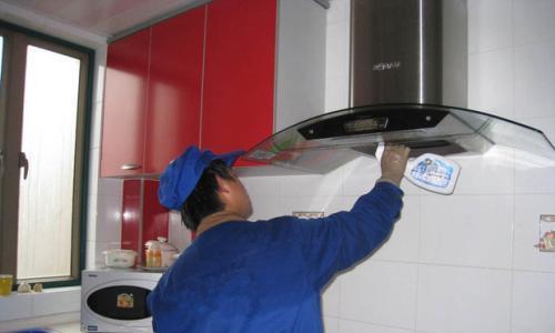 仙桃自己清洗油烟机，轻松解决厨房油烟问题（一起学习如何正确清洗油烟机）