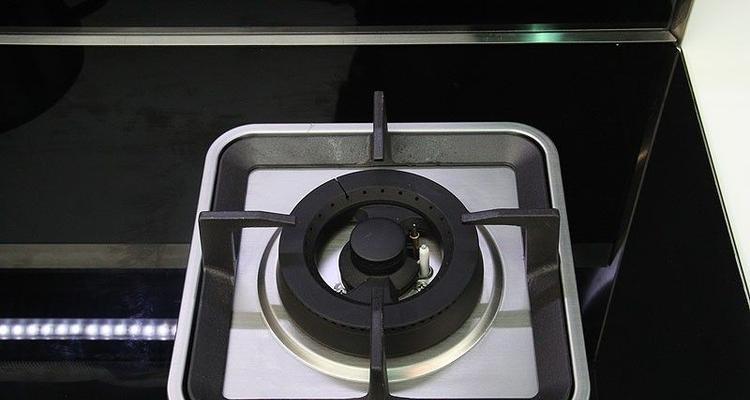 如何应对集成灶灶具漏气问题（保护家庭安全的实用指南）