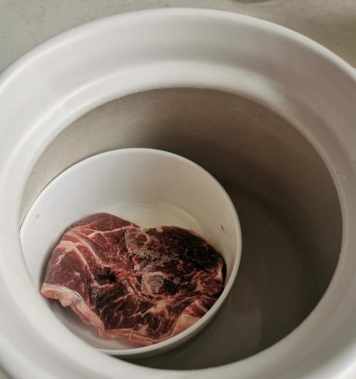 使用冰柜排水孔解冻方法的有效技巧（利用冰柜排水孔迅速解冻食物的秘诀）