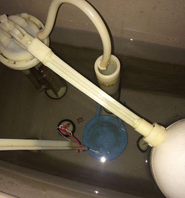 解决马桶底部漏水问题的有效方法（马桶底部漏水修理技巧与步骤）
