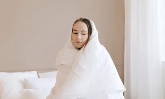 为什么一些人吹空调会感到怕冷（原因探究与解决方法）