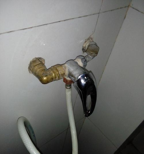 如何处理热水器水管生锈问题（有效清除热水器水管生锈的方法）