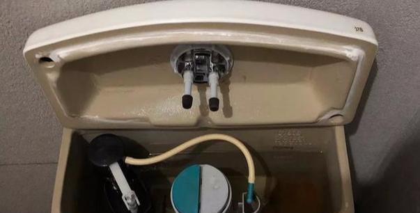 马桶水箱为何有两个按钮（了解马桶水箱的双按钮设计及其优势）
