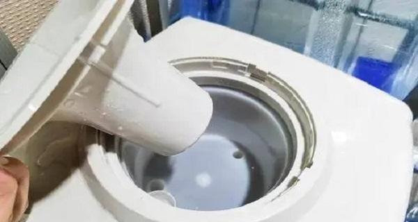 饮水机漏水的原因和解决方法（探究饮水机漏水的原因）