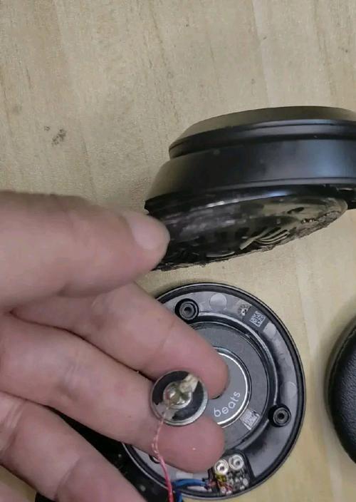耳机一只响一只不响怎么解决？