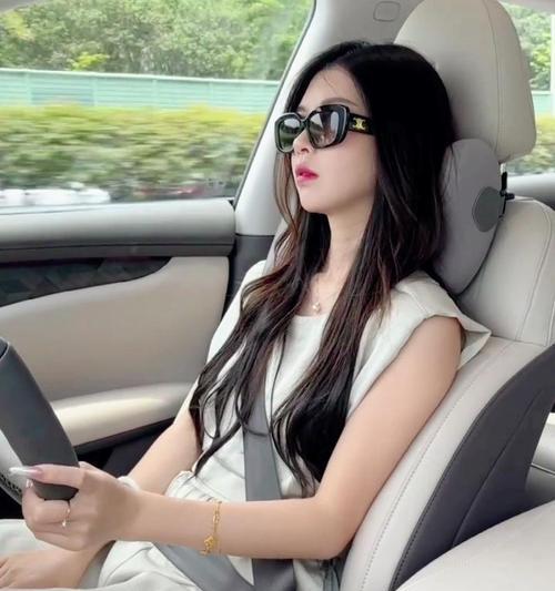 使用手机支架如何在车内拍摄？