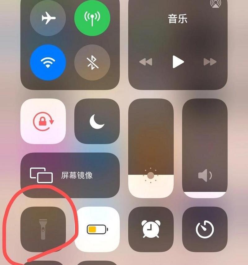 手机拍照时如何开启手电筒？