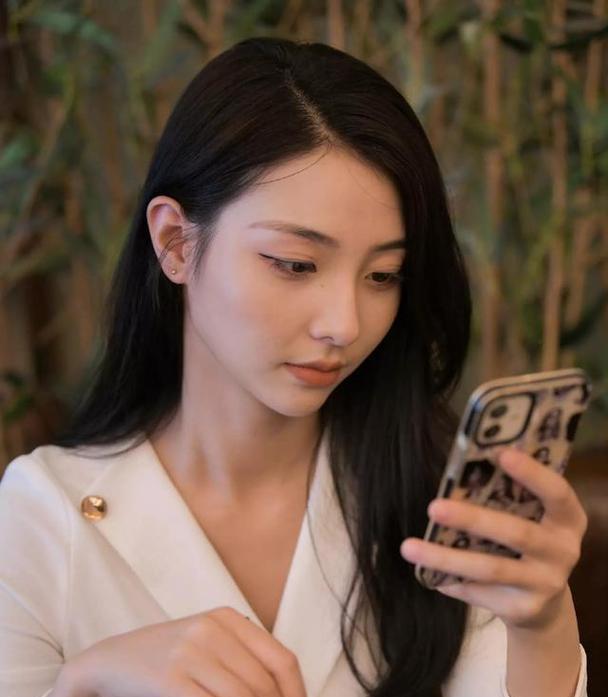 手机拍照如何拍出镜子里的照片？需要什么技巧？