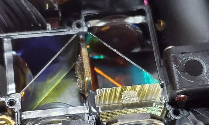 投影仪出现红屏竖线该如何处理？