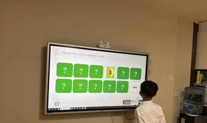 黑板投影仪在教室中的使用方法是什么？