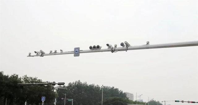 路口玩手机被抓拍会违法吗？违法拍照的处罚措施有哪些？